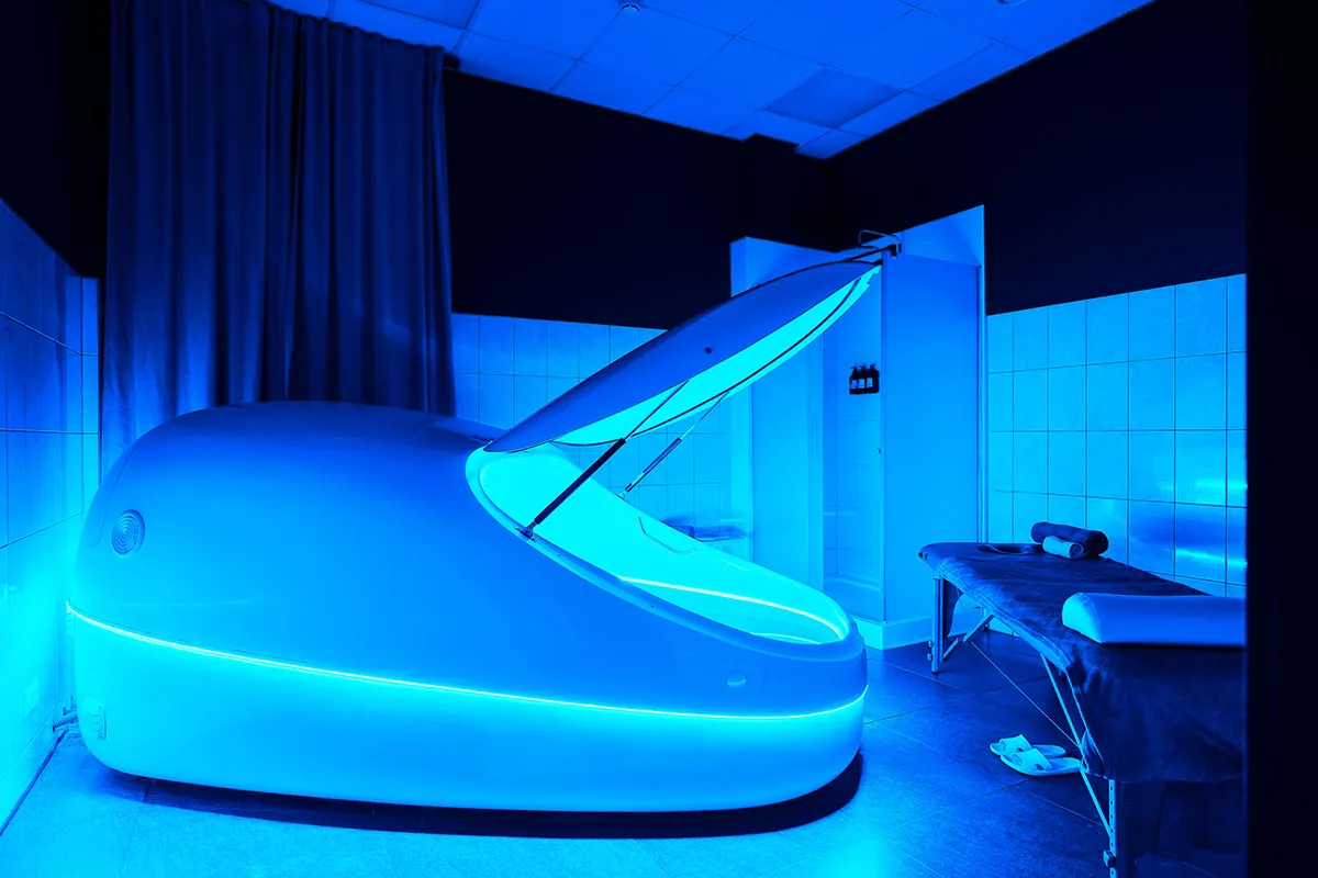 Флоат-капсула с синей подсветкой в студии FLOTARIUM «Покровский»
